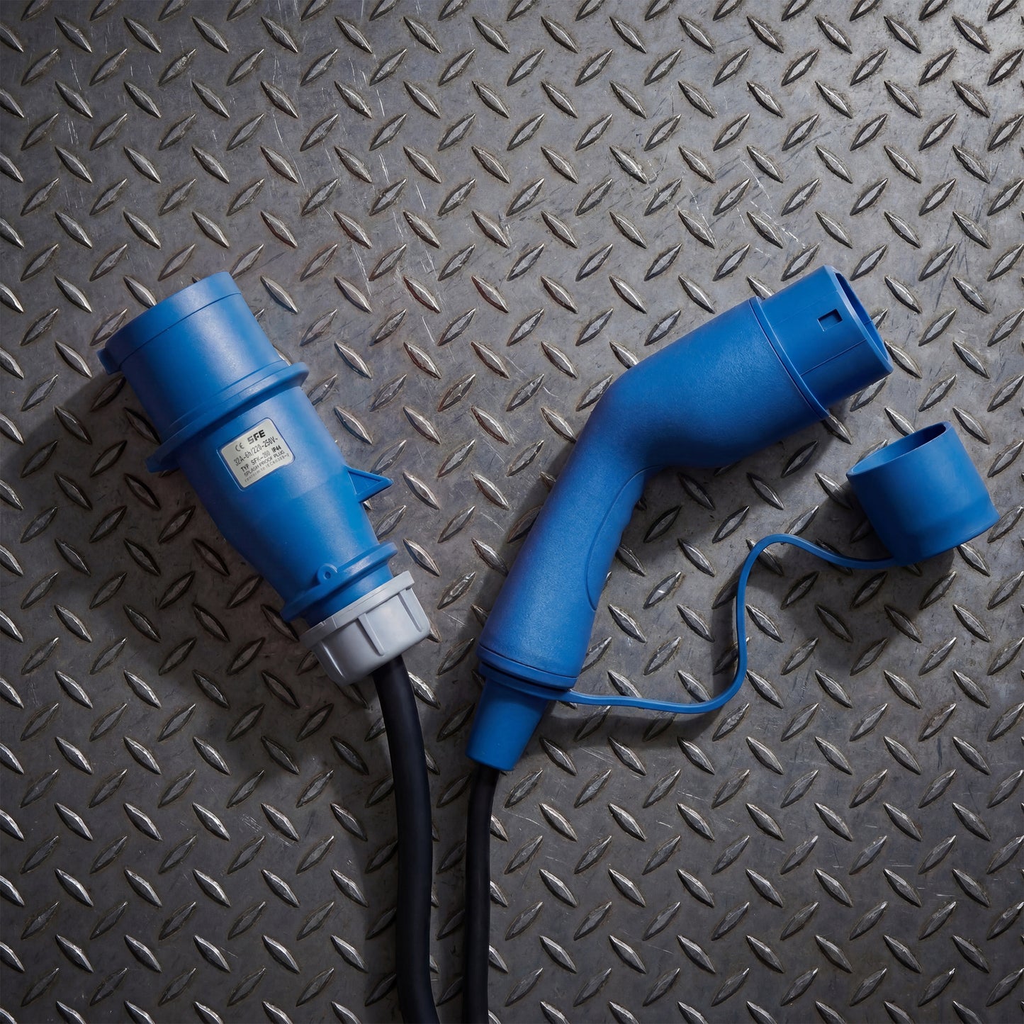 Voldt® Portable EV charger commando plug | 1 phase | 8A - 32A | 7.4kW + APP